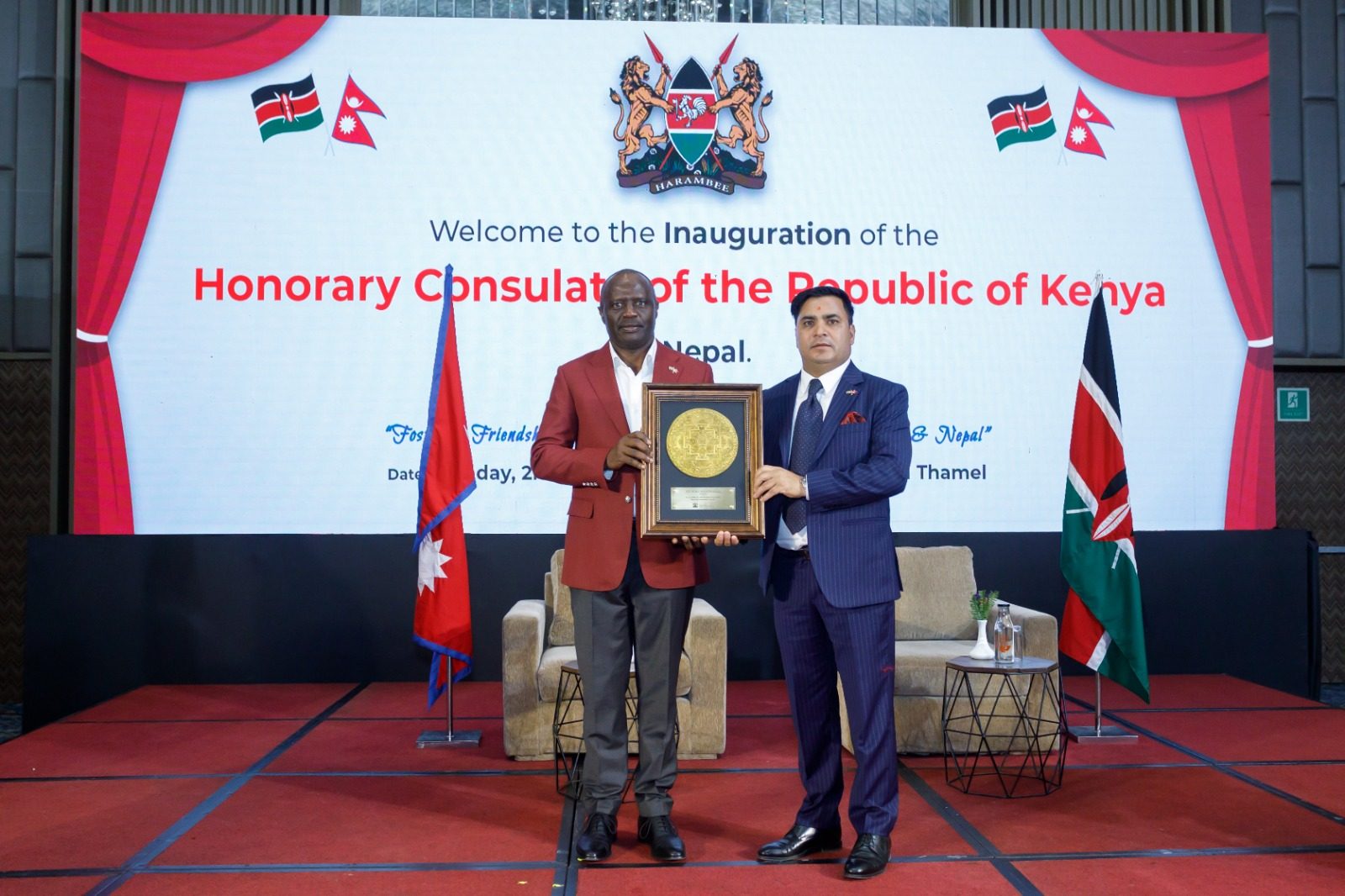 Exchange of mementoes at the inauguration ceremony